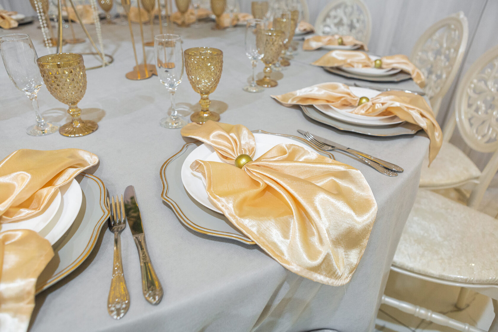 Eleganckie wnętrze restauracji Kelmyrion